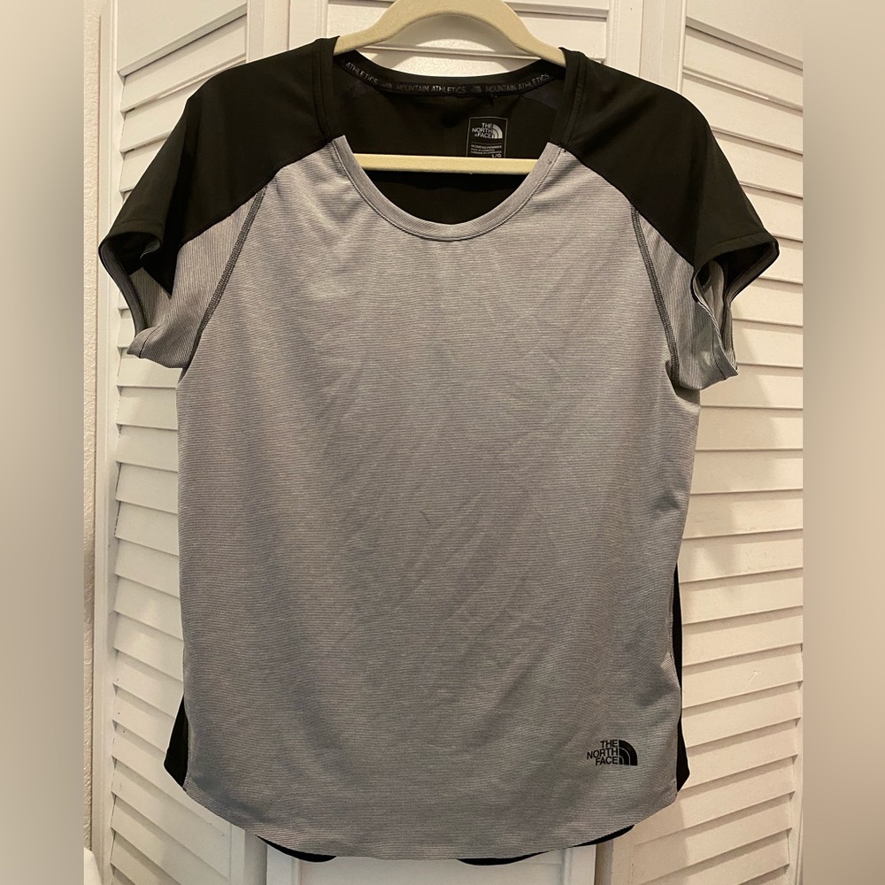 The North Face Women’s “Activewear Cap Sleeve T-Shirt” Size Large Black/Gray EUC